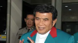 Ketua Umum Partai Idaman, Rhoma Irama berjalan keluar Gedung KPK, Jakarta, Kamis (3/3). Kedatangan Sang Raja Dangdut bersama dengan rombongannya tersebut bertujuan untuk mendukung KPK dalam memberantas korupsi di Indoneisa. (Liputan6.com/Helmi Afandi)