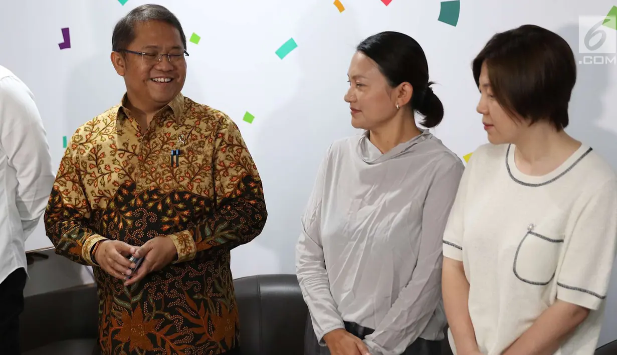 Menkominfo Rudiantara (kiri) bersama SVP Bytedance Zhen Liu (tengah) serta SVP dan CEO Tik Tok Kelly Zhang saat memberi keterangan pemblokiran Tik Tok di Jakarta, Rabu (4/7). (Liputan6.com/Immanuel Antonius)
