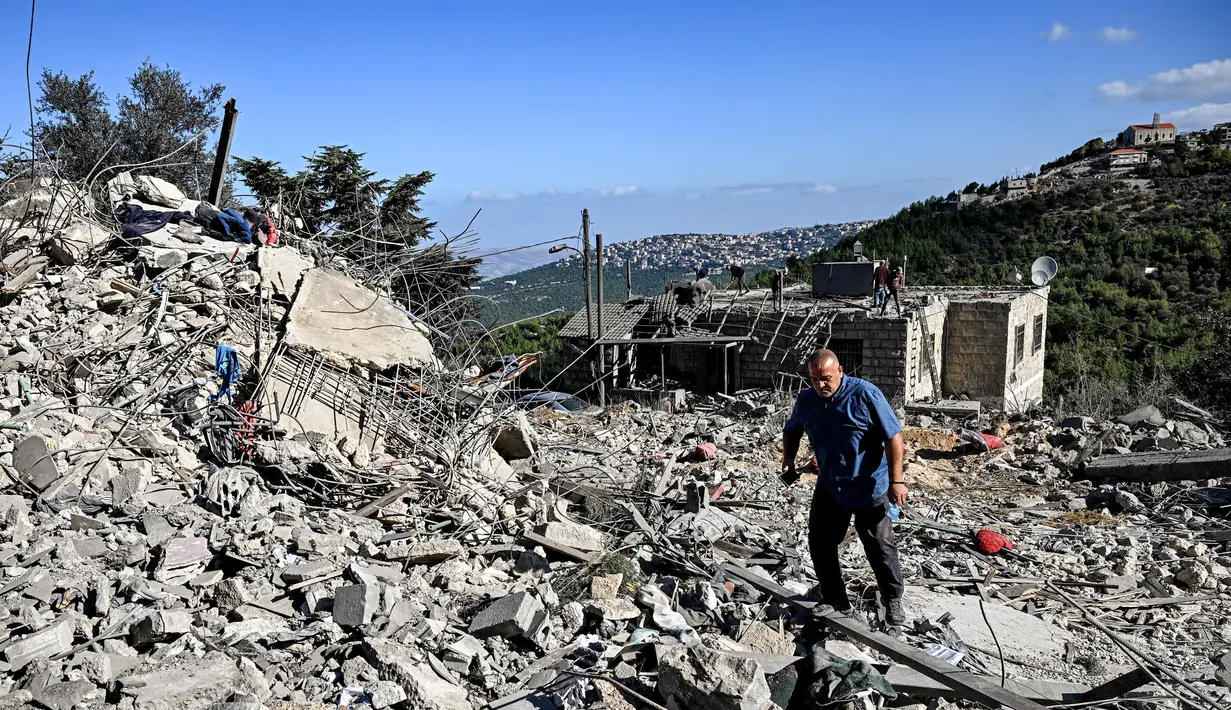 Sejumlah ambulans bersiaga untuk menerima para korban, baik luka maupun meninggal dunia. (JOSEPH EID/AFP)