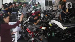 Pengunjung melihat motor-motor modifikasi saat pemeran IIMS Motobike Expo 2019 di Istora Senayan, Jakarta, Jumat (29/11/2019). IIMS Motobike Expo 2019 digelar pada 29 November-1 Desember 2019. (Liputan6.com/Faizal Fanani)