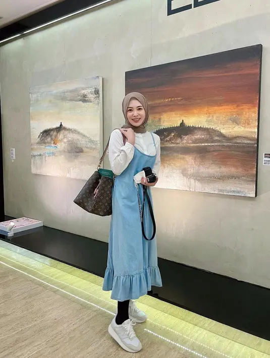 <p>Masih dengan dress, kamu dapat padukan dress dengan kemeja yang digunakan sebagai inner. Gaya ini sangat cocok untukmu yang menyukai gaya feminin. [Instagram/xolovelyayana]</p>