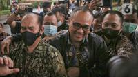 Mantan pejabat Ditjen Pajak Kementerian Keuangan (Kemenkeu) Rafael Alun Trisambodo yang juga ayah Mario Dandy tersenyum usai menjalani pemeriksaan di Gedung Komisi Pemberantasan Korupsi (KPK), Jakarta, Rabu (1/3/2023). Harta kekayaan Rafael pun menjadi sorotoan. Dalam data LHKPN di situs resmi KPK, ia tercatat memiliki kekayaan Rp 56,1 miliar. (Liputan6.com/Faizal Fanani)