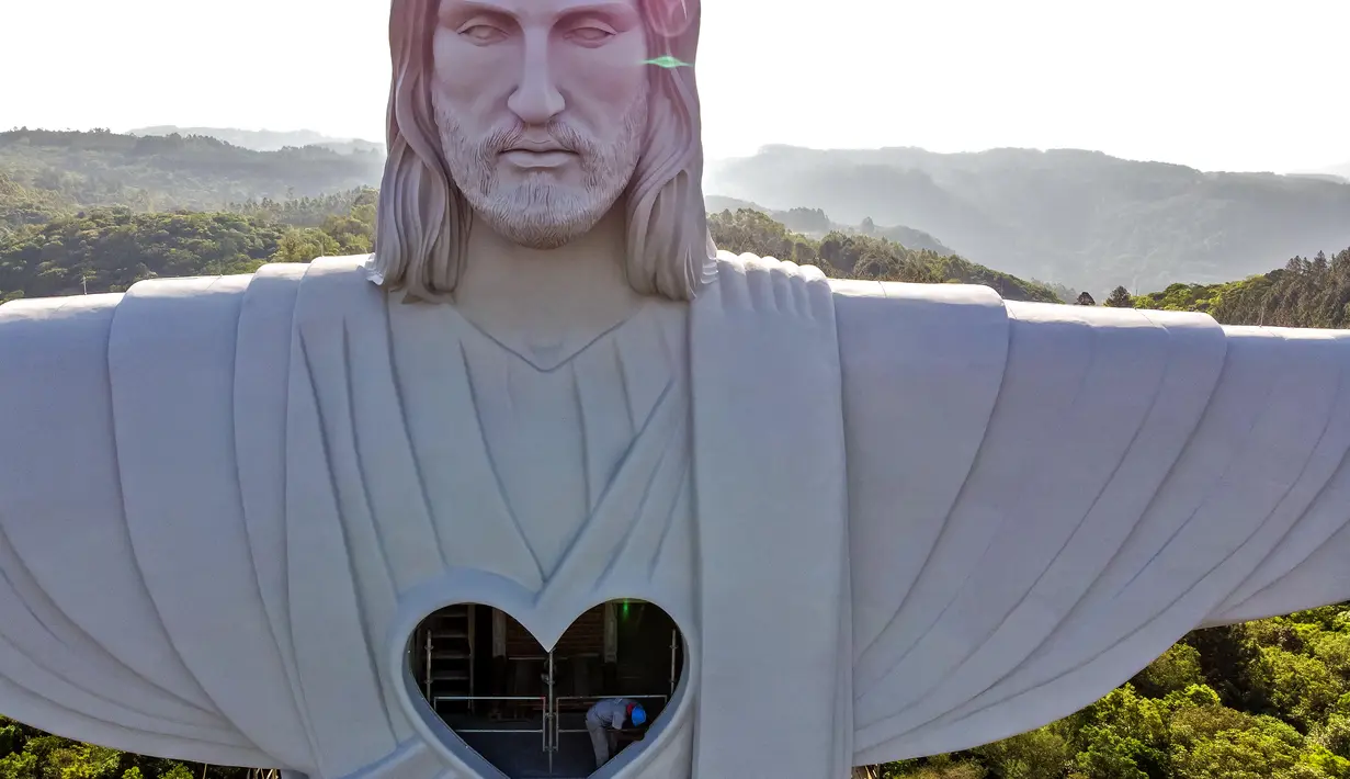 Pemandangan patung Christ the Protector (Kristus Sang Penjaga) yang sedang dibangun di Encantado, negara bagian Rio Grande do Sul, Brasil, pada 29 Oktober 2021. Patung itu akan lebih besar dari Christ the Redeemer milik Rio de Janeiro dan menjadi tertinggi ketiga di dunia. (SILVIO AVILA / AFP)