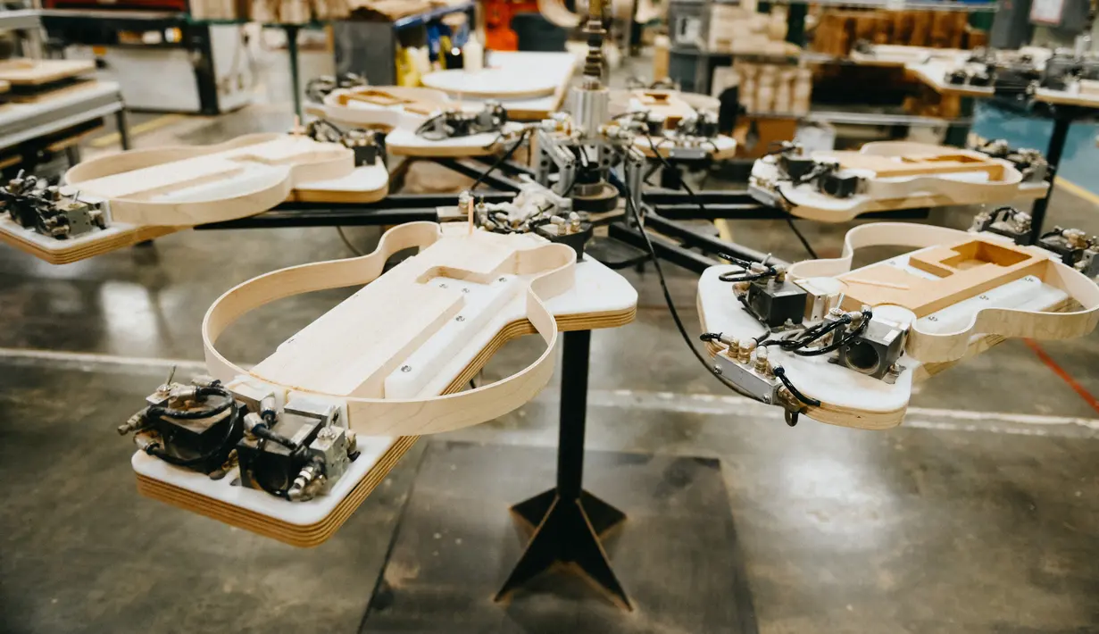 Gitar Gibson terlihat sedang diproduksi di Gibson USA Factory, Nashville, Tennessee, Amerika Serikat, Rabu (17/7/2019). Gibson kembali bangkit dari kebangkrutan setelah disuntik dana segar. (Jason Kempin/Getty Images/AFP)