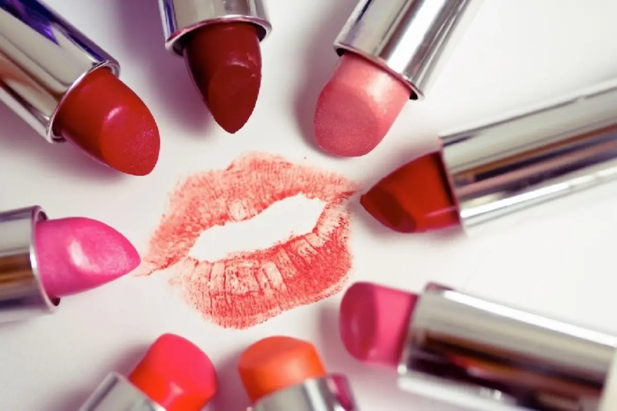 Satu Alat Makeup Ini Memiliki 3 Fungsi, Apakah Itu?