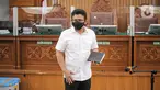 Terdakwa kasus pembunuhan Brigadir Nopriansyah Yosua Hutabarat atau Brigadir J, Ferdy Sambo membawa buku hitam saat menjalani sidang lanjutan dengan agenda mendengarkan keterangan saksi dari Jaksa Penuntut Umum (JPU) di Pengadilan Negeri Jakarta Selatan, Selasa (8/11/2022). Buku hitam tersebut kerap dibawa Ferdy Sambo ke dalam persidangan. (Liputan6.com/Faizal Fanani)