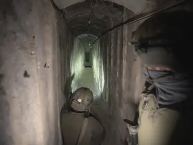 Tentara Israel menunjukkan kepada media sebuah terowongan bawah tanah yang ditemukan di bawah Rumah Sakit Shifa di Kota Gaza, Rabu, 22 November 2023. (AP Photo/Victor R. Caivano)