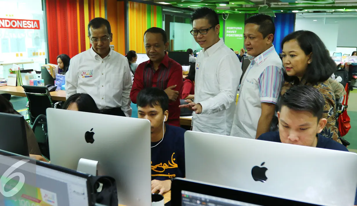 Ketua Umum HIPMI Bahlil Lahadalia (kemeja merah) meninjau aktivitas kerja Mataharimall.com di Jakarta, Kamis (19/5/2016). (Liputan6.com/Angga Yuniar)