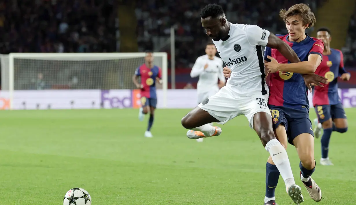 Hingga akhir babak pertama Barcelona unggul tiga gol tanpa balas. (LLUIS GENE/AFP)