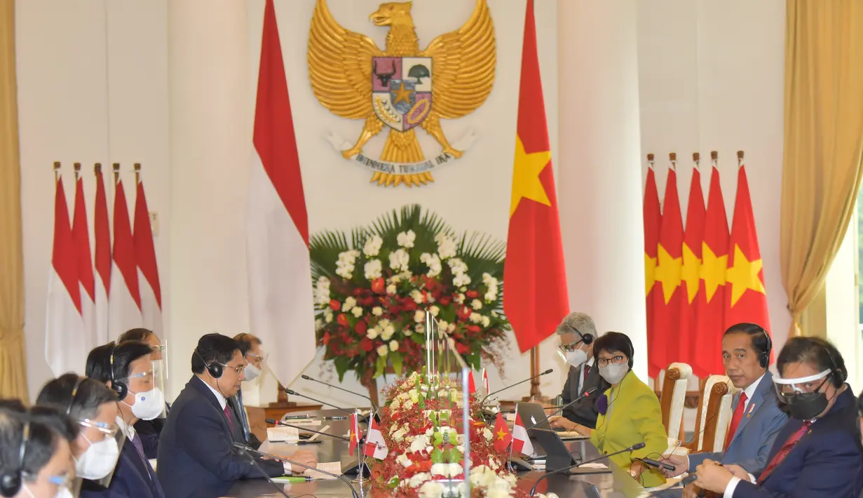 Presiden Joko Widodo (kanan) melakukan pertemuan bilateral dengan Perdana Menteri (PM) Vietnam Pham Minh Chinh (kiri) di Istana Kepresidenan Bogor, Jawa Barat, Jumat (23/4/2021). Pertemuan bilateral tersebut untuk membahas kerja sama antara kedua negara. (FOTO: Biro Pers Kepresidenan)