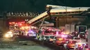 Kereta Amtrak yang terjatuh dari jembatan dan menimpa kendaraan-kendaraan terlihat di jalan raya di Interstate di DuPont, Washington, AS (18/12). Dilaporkan beberapa orang tewas dalam insiden ini. (Steve Bloom /The Olympian via AP)