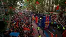 Para warga dan penggemar menyambut pemain Barcelona saat parede di Barcelona (30/4). Barcelona langsung mengelar parade perayaan gelar juara sehari setelah mengalahkan Deportivo La Coruna di pertandingan ke-35 Liga Spanyol. (AP/Manu Fernandez)