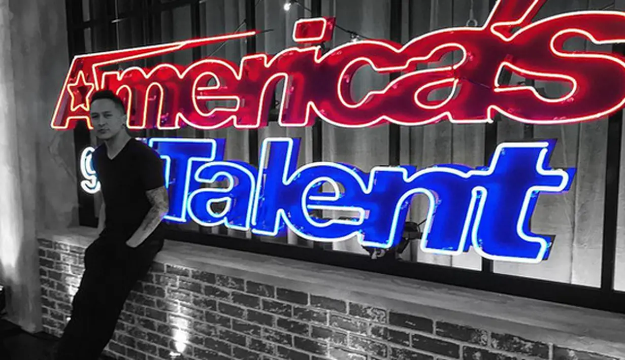 Berkat aksi sulapnya yang banyak diunggah ke youtube, ilusionis Demian Aditya di undang ikut dalam acara pencarian bakat dunia, America's Got Talent. Suami Sara Wijayanto itu sempat tidak percaya atas undangan itu. (Instagram/_demianaditya_)