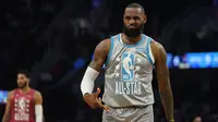 Laga pun berjalan semakin sengit. Tim Lebron sempat membuat laga imbang di angka 32-32 saat tembakan 3 angka Lebron James meluncur mulus ke dalam jaring. Skor 47-45 akhirya menutup kuarter pertama untuk keunggulan Tim Lebron. (AP/Charles Krupa)