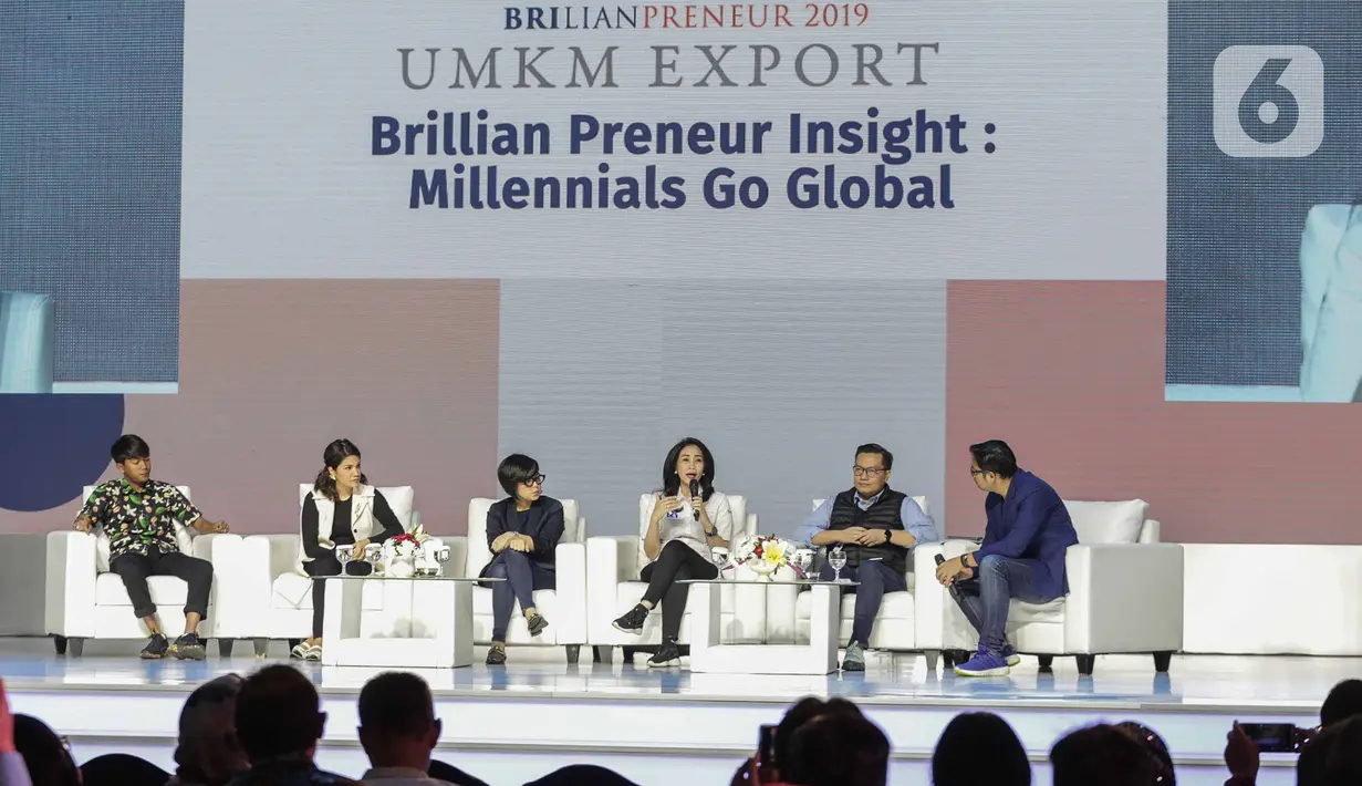 Direktur Konsumer BRI, Handayani (keempat kiri) memberikan paparan saat menjadi pembicara dalam BRILIANPRENEUR 2019 di JCC, Jakarta, Sabtu (21/12/2019). Handayani mengatakan, BRI mendorong produk UMKM dalam negeri bisa bersaing di pasar global agar bisa diekspor. (Liputan6.com/Faizal Fanani)