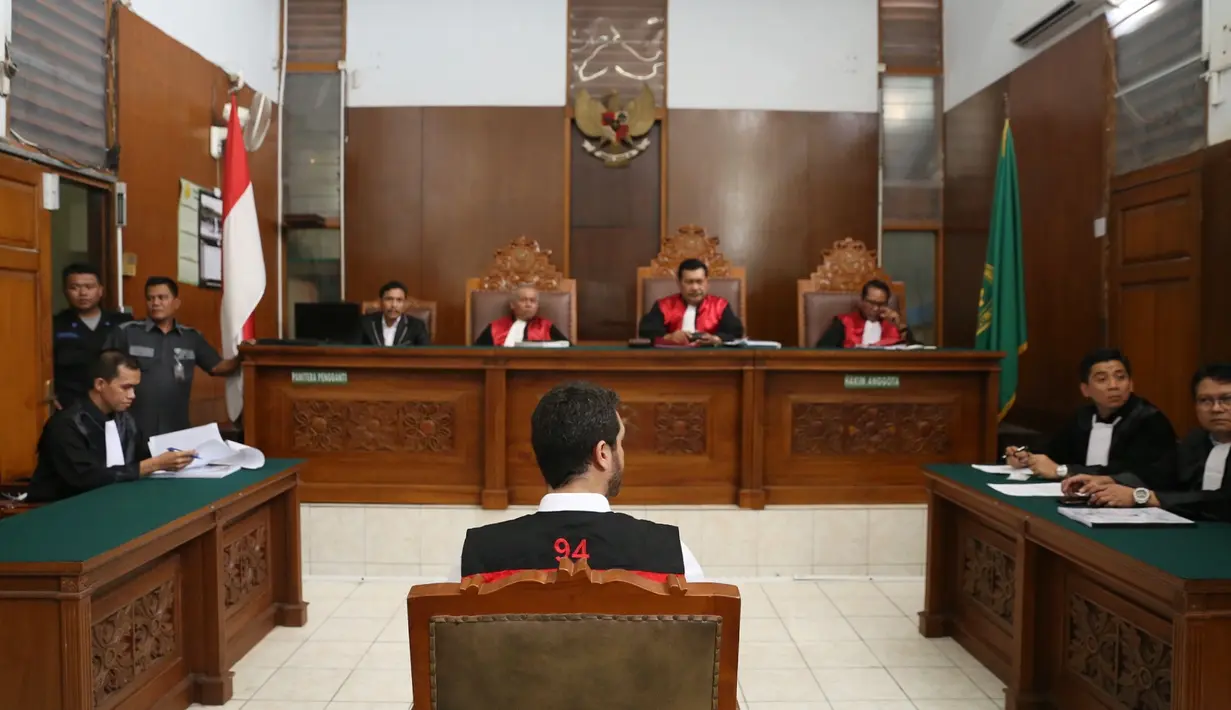 "Atau dakwaan kedua pasal 127 ayat 1 huruf a undang-undang no 25 tahun 2009 tentang narkotika dan kedua pasal 60 ayat 5 undang-undang RI no 5 tahun 97 tentang psikotropika," sambung Nasrudin. (Nurwahyunan/Bintang.com)