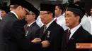 Citizen6, Jakarta: Menteri Energi dan Sumber Daya Mineral. Darwin Zahedy Saleh menyematkan tanda kehormatan Satyalancana Wira Karya kepada Direktur Operasi Indonesia Barat PLN, Moch Harry Jaya Pahlawan. (Pengirim: Agus Trimukti)
