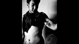  Pria kelahiran 10 September 1988 ini memperlihatkan tato di lengan kirinya, Jakarta, Senin (16/6/2014) (Liputan6.com/Faisal R Syam)