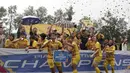 Para pemain Sumatra Selatan merayakan gelar juara Piala Pertiwi setelah mengalahkan Bangka Belitung pada laga final di NYTC Sawangan, Depok, Jumat (3/5). Sumsel menang 2-1 atas Babel. (Bola.com/Vitalis Yogi Trisna)