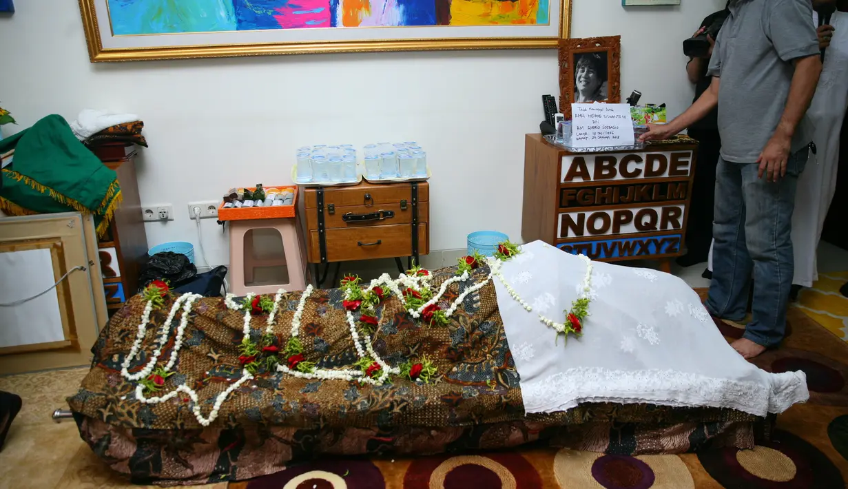 Sys Ns meninggal dunia dalam usia 61 tahun diduga serangan jantung Selasa (23/1) siang. Almarhum dimakamkan sore harinya, Selasa 23 Januari 2018 di TPU Jeruk Purut, Jakarta Selatan. (Nurwahyunan/Bintang.com)