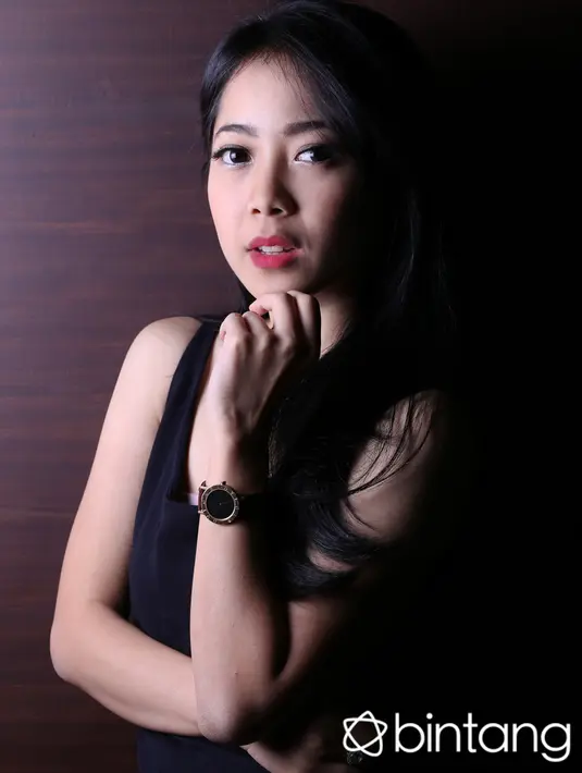 Meski rajin menekuni ballet dan dunia seni lainnya, Karina Salim tidak mengabaikan pendidikan. Terbukti ia meraih gelar sarjana  di salah satu universitas swasta ternama di Jakarta. (Andy Masela/Bintang.com)