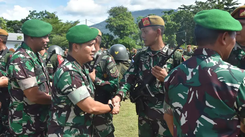 Komandan Kodim 1309/Manado Letkol (Inf) Himawan Teddy Laksono ikut menyambut kedatangan Satgas Pamtas RI-Malaysia Yonarmed 19/105 Tarik Bogani, Senin (5/6/2023).