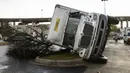Sebuah truk terguling setelah angin puting beliung menghantam pusat perbelanjaan dekat I-35 dan SH 45 di Round Rock, Texas, Senin (21/3/2022). (Jay Janner/Austin American-Statesman via AP)
