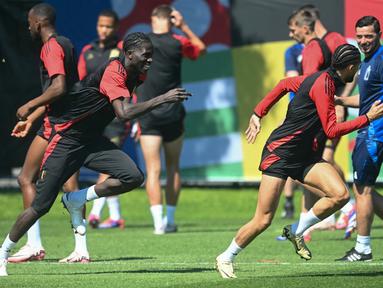 Gelandang Belgia #24 Amadou Onana dan rekan satu timnya mengambil bagian dalam sesi latihan MD-1 menjelang matchday terakhir Grup E Euro 2024 di base camp tim di Ludwigsburg, Selasa (25/6/2024). (THOMAS KIENZLE / AFP)