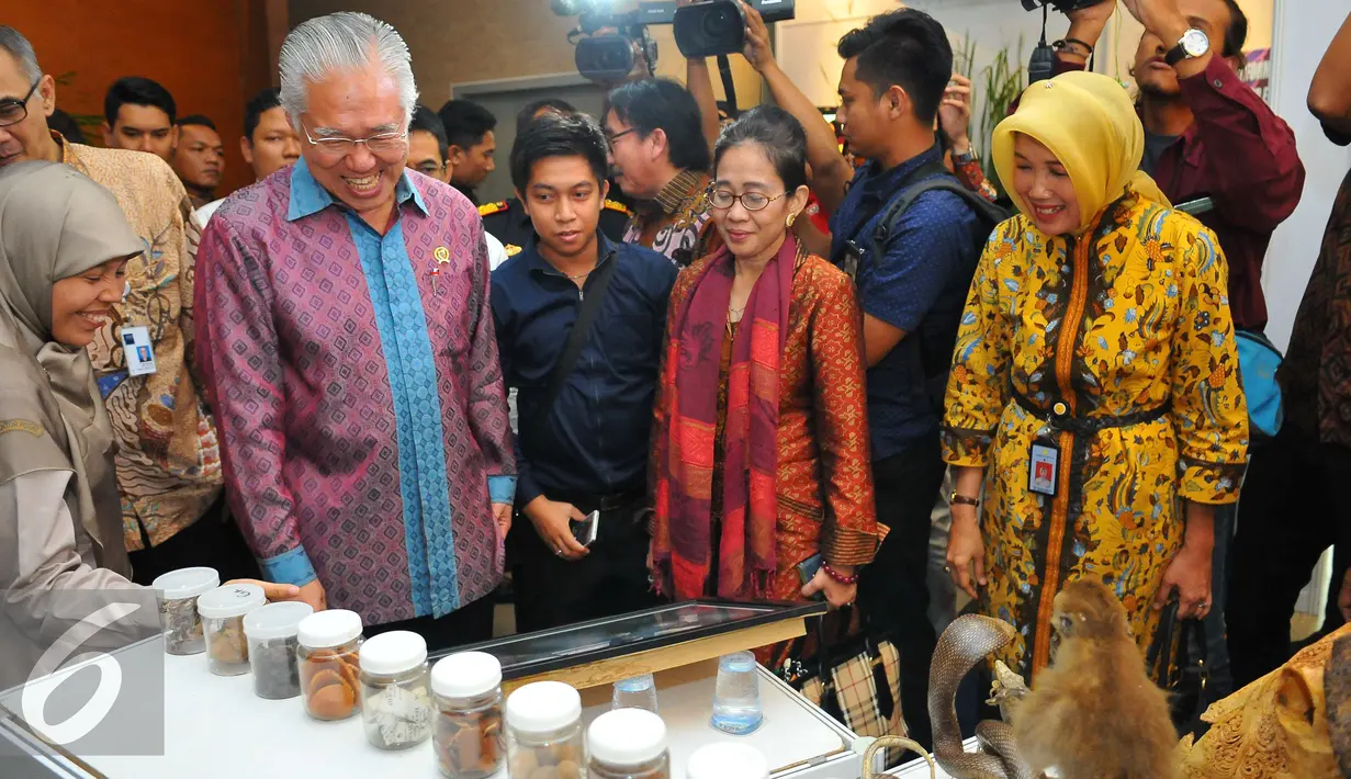 Menteri Perdagangan, Enggartiasto Lukita melihat sejumlah produk saat acara penandatangan nota kesepahaman di Jakarta, Selasa (20/12). Lima lembaga tersebut yaitu Kementerian Kementerian Perdagangan, Kementerian Pertanian. (Liputan6.com/Angga Yuniar)