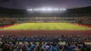 Sejumlah penonton duduk di tribun Stadion Utama Gelora Bandung Lautan Api (GBLA) menjelang laga pekan ketiga BRI Liga 1 2023/2024 antara Persib Bandung melawan Dewa United pada Jumat (14/07/2023). (Bola.com/Bagaskara Lazuardi)