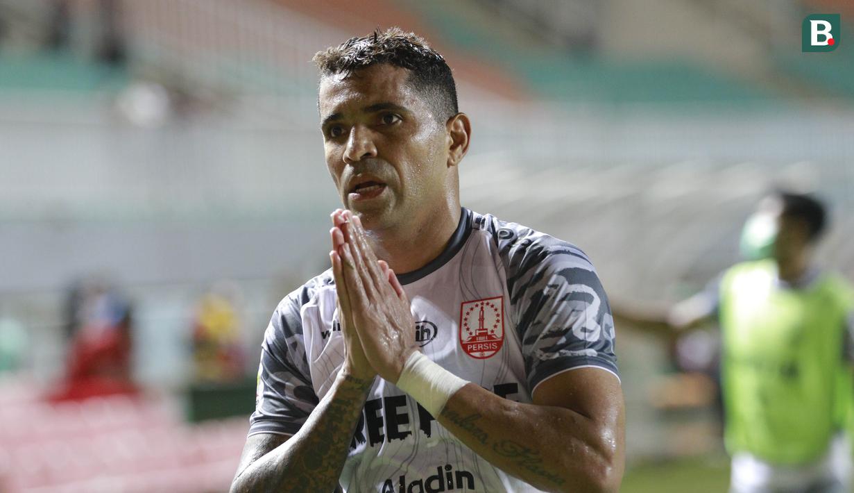 Pemain Persis Solo, Beto Goncalves meminta maaf kepada suporter usai ditaklukkan Rans Cilegon FC 3-4 dalam matchday pertama Grup X Babak 8 Besar Liga 2 2021/2022 di Stadion Pakansari, Bogor, Rabu (15/12/2021). (Bola.com/M Iqbal Ichsan)