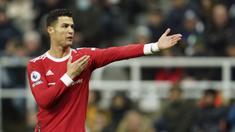 Megabintang asal Portugal ini terbukti masih mampu menunjukan kepiawaiannya dalam mencetak gol dengan torehan 18 gol di Premier League musim lalu. Meski usianya telah menginjak 37 tahun namun bomber MU ini diprediksi bisa bersaing dalam perebutan top skor Liga Inggris musim depan. (AP/Jon Super)