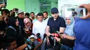 Penyanyi dan pemeran itu keluar dari RSKO didampingi oleh kedua orang tuanya, Rhoma Irama dan Marwah Ali. Senyum kebahagiaan begitu terlihat setelah hari Kamis kemarin dinyatakan bebas. (Nurwahyunan/Bintang.com)