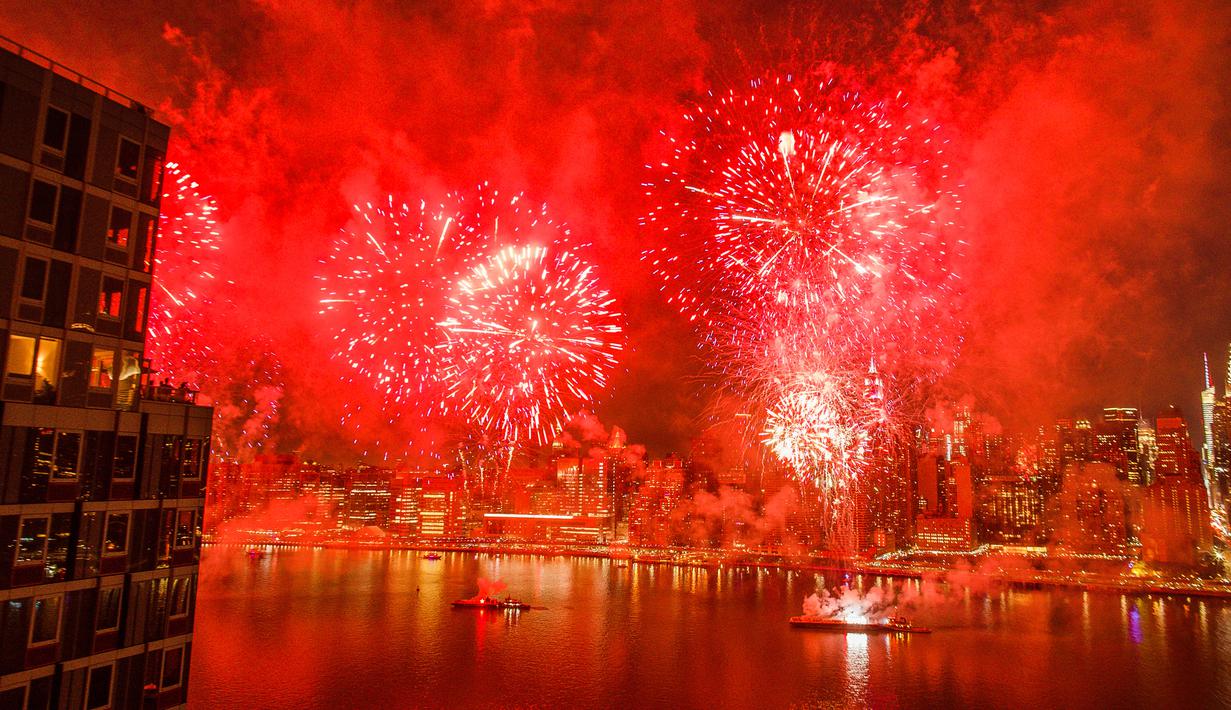 Kembang api meledak berlatar belakang cakrawala kota New York pada perayaan Hari kemerdekaan Amerika Serikat di atas Sungai Timur, Rabu (4/7). AS merayakan hari kemerdekaan yang jatuh pada 4 Juli atau dikenal Independence Day 4th July. (AP/Andres Kudacki)