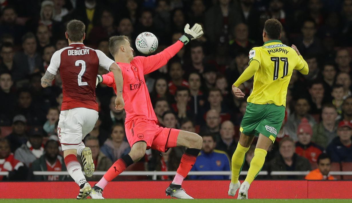 Pemain Norwich City, Yanic Wildschut (kanan) mencetak gol ke gawang Arsenal pada laga Piala Liga Inggris di Emirates Stadium, London, (24/10/2017). Arsenal menang 2-1. (AP/Alastair Grant)