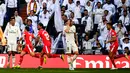 Ekspresi bek Real Madrid Raphael Varane (kiri) dan gelandang Toni Kroos (tengah) saat gelandang Girona Portu (dua kiri) mencetak gol dalam lanjutan La Liga di Stadion Santiago Bernabeu, Madrid, Spanyol, Minggu (17/2). (GABRIEL BOUYS/AFP)