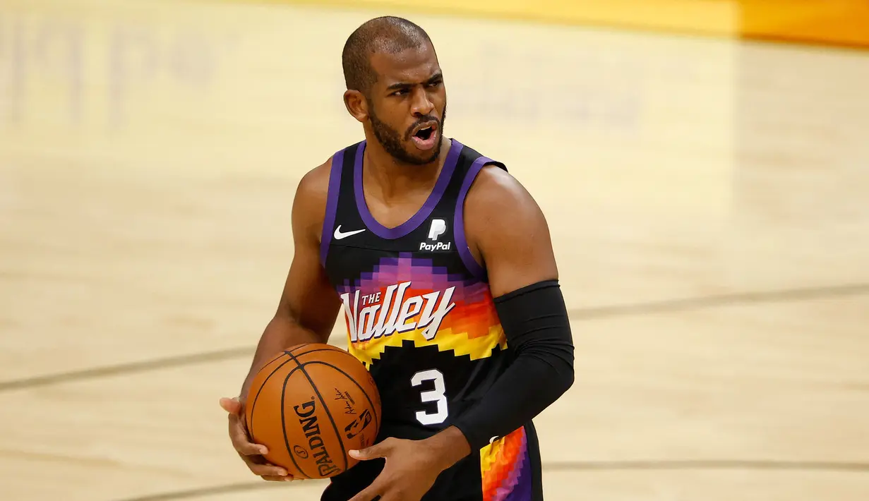 Chris Paul merupakan salah satu pemain yang berperan penting dalam perjalanan Phoenix Suns ke partai final musim ini. Dengan pengalaman dan kapasitas kepemimpinannya, ia mampu melakukan komando ke timnya dengan baik. (Foto: Getty Images via AFP/Christian Petersen)
