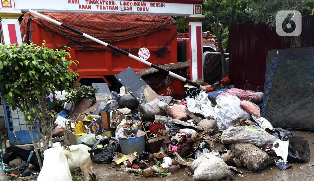 Tumpukan sampah terlihat menumpuk di sepanjang jalan pascabanjir mulai surut di kawasan Kembangan, Jakarta Barat, Minggu (5/1/2020). Nantinya sampah-sampah ini akan diangkut oleh petugas kebersihan menggunakan truk pengangkut sampah yang akan dibawa ke TPA Bantar Gebang.  (Liputan6.com/Johan Tallo)