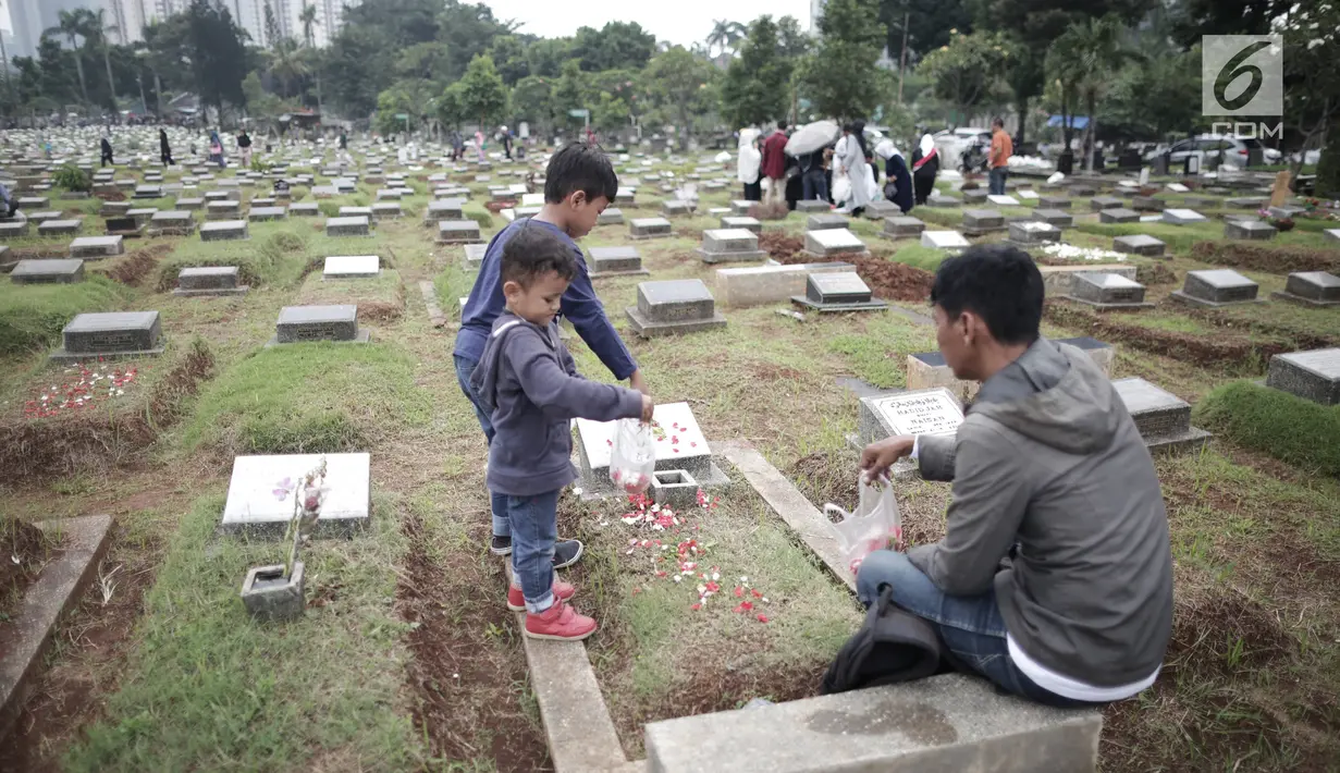 Warga menabur bunga di pusara saat berziarah kubur di Tempat Pemakaman Umum (TPU) Menteng Pulo, Jakarta, Minggu (28/4/2019). Sepekan menjelang datangnya bulan Ramadan, banyak masyarakat melakukan ziarah kubur mendoakan mendiang keluarga dan kerabat mereka. (Liputan6.com/Faizal Fanani)