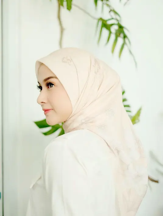 Sedangkan di sini, terlihat Nina Zatulini sedang tampil full makeup. Dalam outfit bernuansa putih, Nina memilih makeup natural, yang mempertegas area mata dan bibirnya. Foto: Instagram.