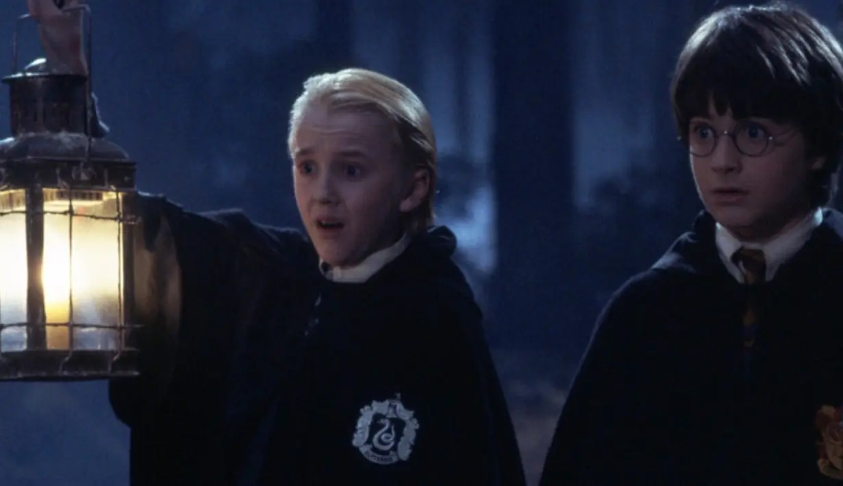 Karakter Draco di hampir seluruh seri Harry Potter digambarkan sebagai karkater yang menyebalkan dan seringkali menganggu Harry, Hermione, dan Ron. Meski menyebalkan Draco bukan termasuk karakter jahat dalam seri Harry Potter. (Instagram/@wizardingworld)