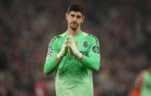 Kiper Real Madrid, Thibaut Courtois, meninggalkan lapangan setelah pertandingan Liga Champions antara Liverpool dan Real Madrid di Liverpool, Inggris, Rabu (5-11-2025) dini hari WIB. (Foto AP/Jon Super)