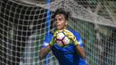 Kiper Timnas Indonesia U-19, Rakasurya Handika, menangkap bola saat latihan di Lapangan ABC Senayan, Senin (19/2/2018). Pemusatan ini akan berlangsung selama satu pekan, yakni 18-25 Februari. (Bola.com/Vitalis Yogi Trisna)