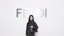 Ramaikan gelaran Fendi Women Spring/Summer 2025 di Milan Fashion Week, Song Hye Kyo mengenakan koleksi FW24 RTW. Penampilannya dipermanis dengan tas Peekaboo Soft seharga USD 5,400 atau sekitar Rp82 jutaan. Ditambah dengan lollipop holder charm yang masing-masing ditaksir senilai Rp9 jutaan. [Dok/Fendi].