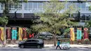 Suasana depan Information Center Piala Dunia U-17 2023 Surabaya di Grand Swiss-Belhotel, Surabaya pada Sabtu (11/11/2023). Lebih dari itu, tempat tersebut juga menyediakan fasilitas lain untuk mendukung kerja para awak media. Mulai dari tempat konferensi pers, interview corner, coffee break, hingga fasilitas pijat.  (Bola.com/Bagaskara Lazuardi)