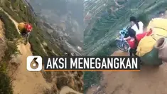 Aksi turuni bukit dengan motor ini bikin deg-degan.