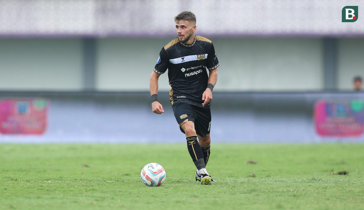 Sayap kiri Timnas Lebanon, Majed Osman saat ini tengah menjalani musim kedua bersama Dewa United di BRI Liga 1 2023/2024. Ramadan tahun 2024 ini menjadi kali kedua dirinya melaksanakan ibadah puasa di Indonesia, keduanya bersama Dewa United. (Bola.com/Bagaskara Lazuardi)