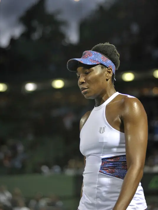 Mantan petenis nomor satu dunia, Venus Williams bereaksi selama babak perempat final Miami Terbuka 2018 melawan petenis non unggulan AS, Danielle Collins di Crandon Park, Kamis (29/3). Venus Williams menyerah dengan skor 2-6, 3-6. (AP/Wilfredo Lee)
