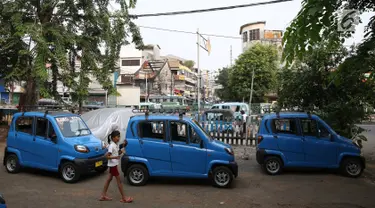 Angkutan umum Qute terpakir di kawasan Kota, Jakarta, Senin (24/7). Sebanyak 17 unit Angkutan Pengganti Bemo (APB) tersebut mampu mengangkut tiga penumpang dan mulai diuji coba untuk mengetahui kelayakan armada. (Liputan6.com/Immanuel Antonius)