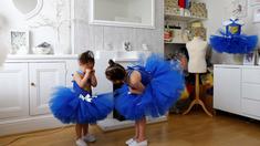 Milli Astill (7) menghibur Lissi-Lu (3) saat bersiap melakukan sesi foto dengan seragam balet berwarna biru khas tim Leicester City di Leicester, Inggris, (22/4/2016). (Reuters/Darren Staples)